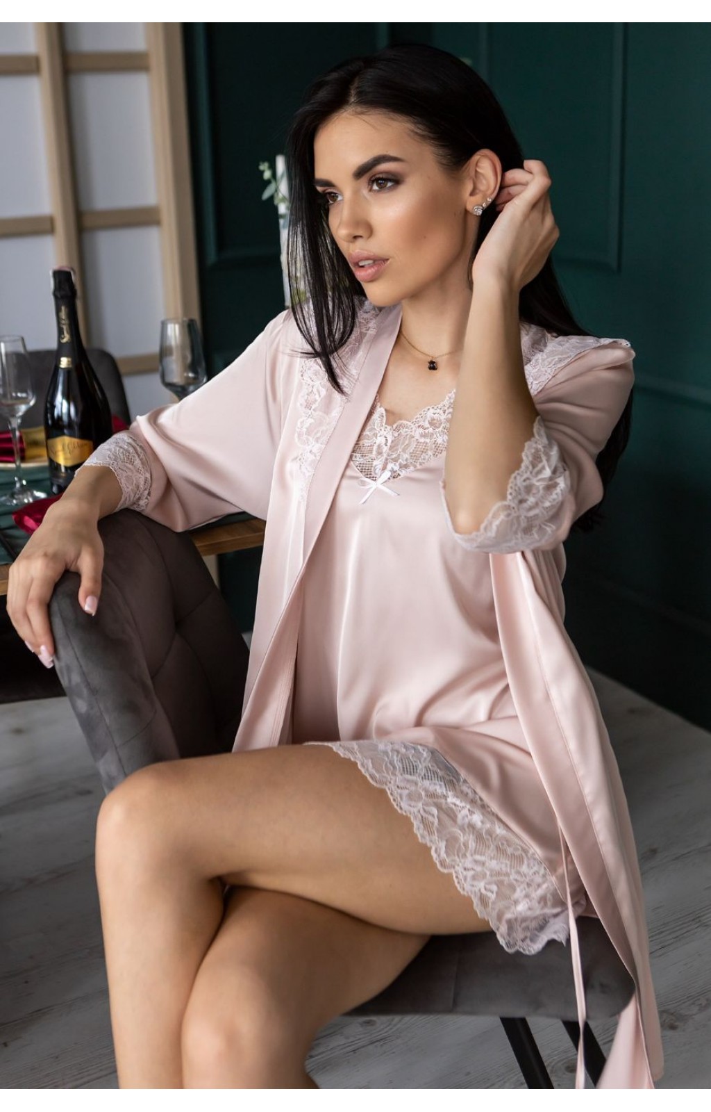 жінка одягнута в рожевий пеньюар